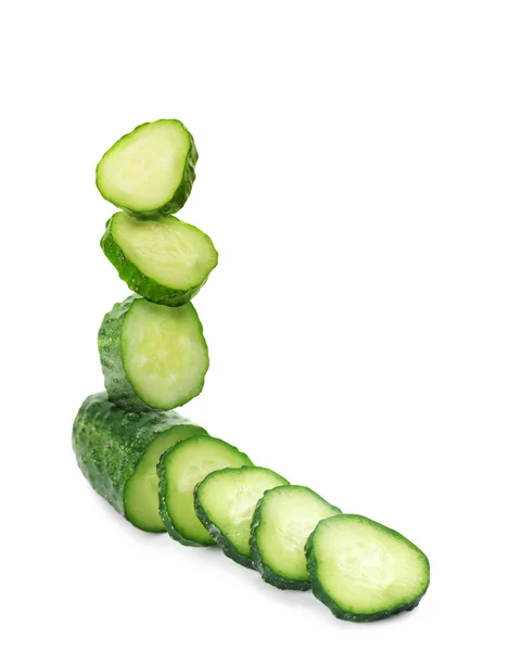 Gesneden Verse Groene Komkommer Witte Achtergrond — Stockfoto
