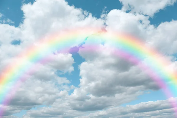 Céu Bonito Com Arco Íris Brilhante Nuvens Fofas — Fotografia de Stock