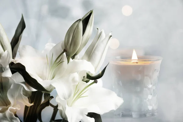 Κηδεία Όμορφα Κρίνα Και Αναμμένο Κερί Στο Φως Θολή Φόντο — Φωτογραφία Αρχείου