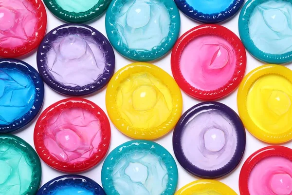 Preservativos Coloridos Sobre Fondo Blanco Cama Plana Sexo Seguro —  Fotos de Stock