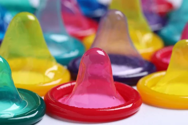 Preservativos Coloridos Sobre Fundo Branco Vista Perto Sexo Seguro — Fotografia de Stock