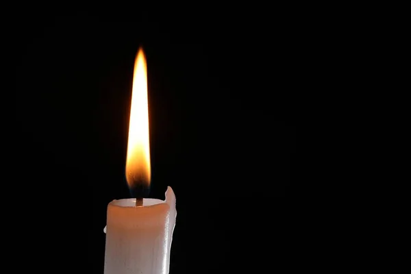 Brennende Kerze Auf Schwarzem Hintergrund Nahaufnahme Raum Für Text — Stockfoto