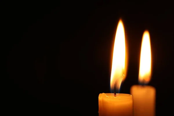 Brennende Kerzen Auf Schwarzem Hintergrund Nahaufnahme Raum Für Text — Stockfoto
