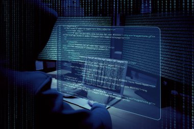 Siber saldırı. Hacker karanlık odada bilgi çalmak için bilgisayarlarla ve kırma sistemiyle çalışıyor. Yanında ikili kod ve sanal ekran var.