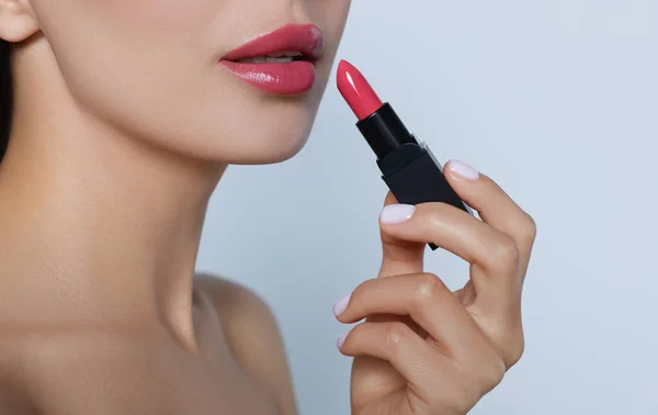 아름다운 화장을 여자가 윤기나는 립스틱을 — 스톡 사진