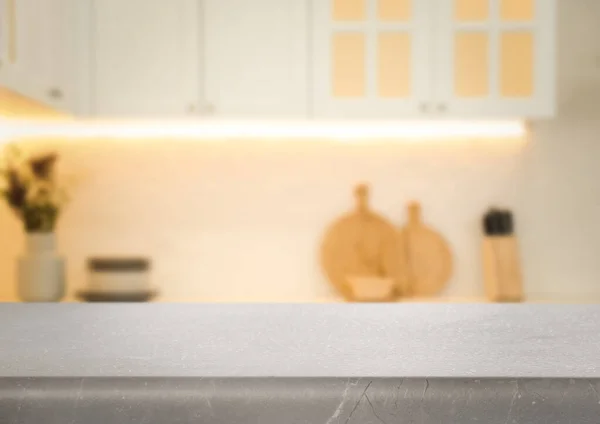 美しいキッチンで空の灰色のテーブル デザインのための空間 — ストック写真