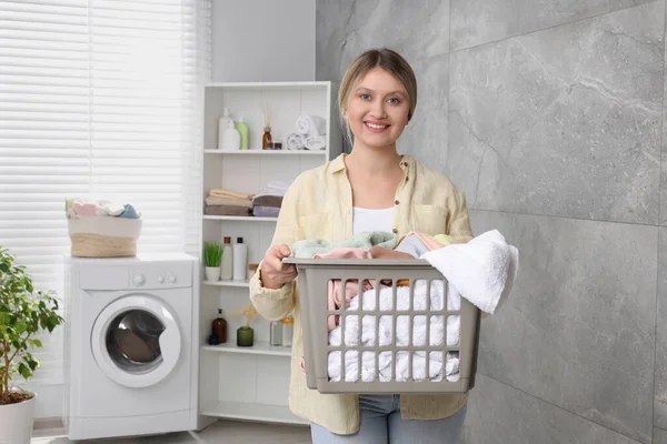 Lycklig Kvinna Med Korg Full Tvätt Badrummet — Stockfoto