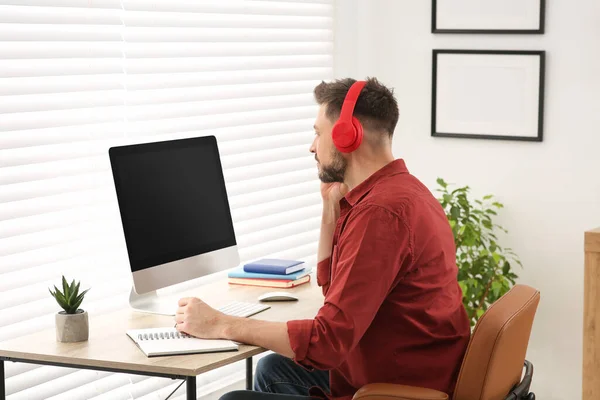 Muž Sluchátkách Studující Doma Počítači Online Kurz Překladu — Stock fotografie