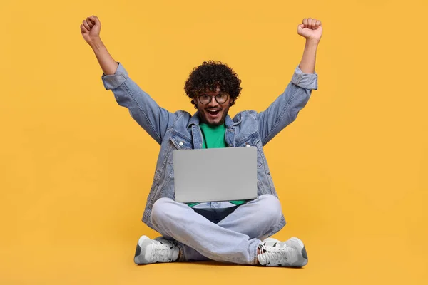 Homem Feliz Com Laptop Fundo Amarelo — Fotografia de Stock