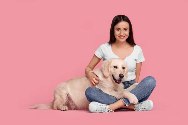 Glückliche Frau Mit Niedlichem Labrador Retriever Hund Auf Rosa Hintergrund — Stockfoto