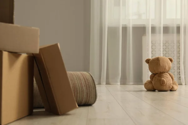 Cute Lonely Teddy Bear Floor Boxes Indoors Back View — Stock Photo, Image