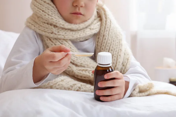 Hasta Kız Evdeki Yatakta Öksürük Şurubu Içiyor Yakın Plan Grip — Stok fotoğraf