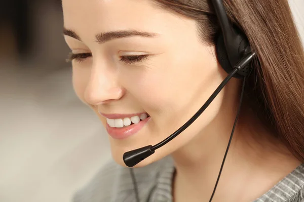 Hotline Operator Met Headset Aan Het Werk Close — Stockfoto