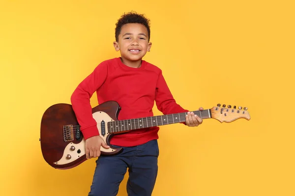 Afroamerikanischer Junge Mit Gitarre Auf Gelbem Hintergrund Raum Für Text — Stockfoto
