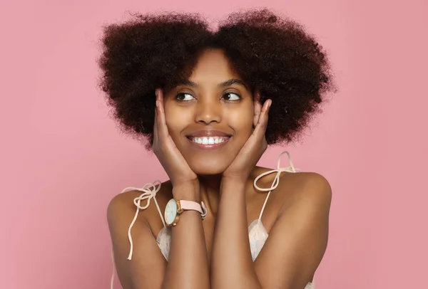 Portret Van Lachende Afro Amerikaanse Vrouw Roze Achtergrond — Stockfoto