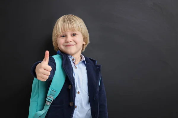 Счастливый Маленький Школьник Рюкзаком Показывающим Большие Пальцы Возле Доски Пространство — стоковое фото