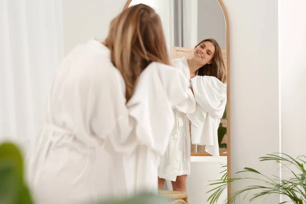 Krásná Šťastná Žena Bílém Rouchu Blízkosti Zrcadla Lehké Koupelně — Stock fotografie