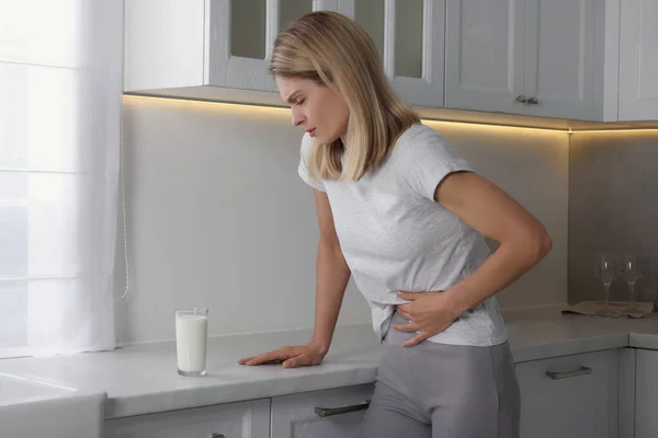 台所で乳糖不耐症に苦しむ女性 — ストック写真