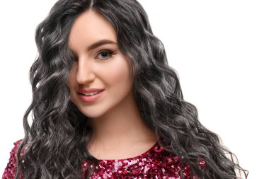 Beyaz arka planda kül rengi saç olan güzel bir kadının portresi.