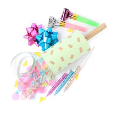 Parti krakeri ve farklı festival öğeleri beyaz, üst görünümde izole