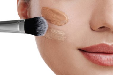 Temeli beyaz arkaplana sürtündüren kadın, yakın plan