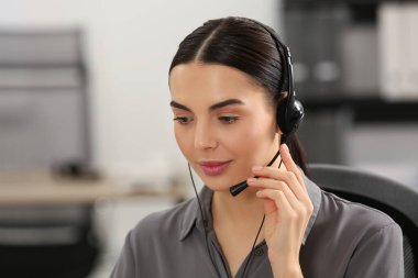 Ofiste çalışan telefon operatörü.