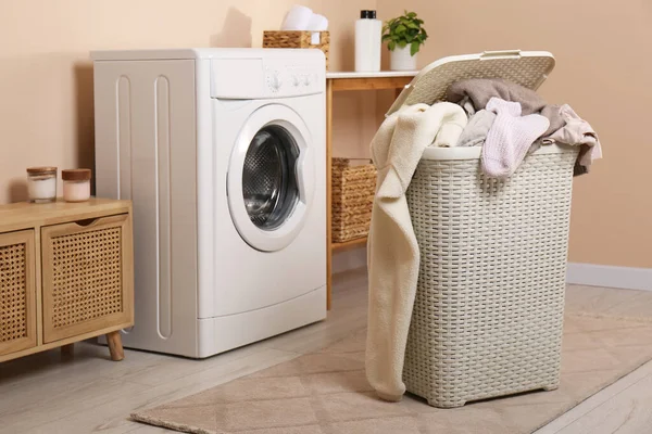 Laundry Basket Overfilled Clothes Washing Machine Bathroom — Stock Photo, Image
