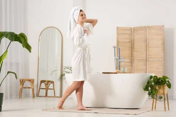 Hermosa Mujer Feliz Con Bata Blanca Cerca Bañera Baño — Foto de Stock