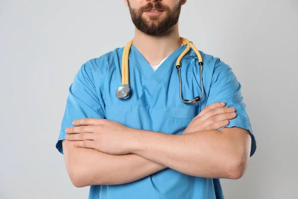 Lékař Nebo Zdravotní Sestra Male Nurse Stetoskopem Světle Šedém Pozadí — Stock fotografie