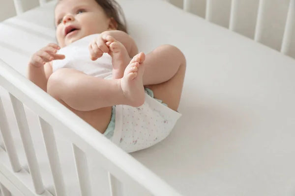 Cute Little Baby Leżące Wygodnym Łóżeczku Domu Miejsce Tekst — Zdjęcie stockowe