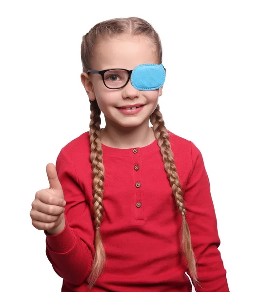 Szczęśliwa Dziewczyna Przepaską Okularach Pokazuje Kciuk Góry Białym Tle Leczenie — Zdjęcie stockowe