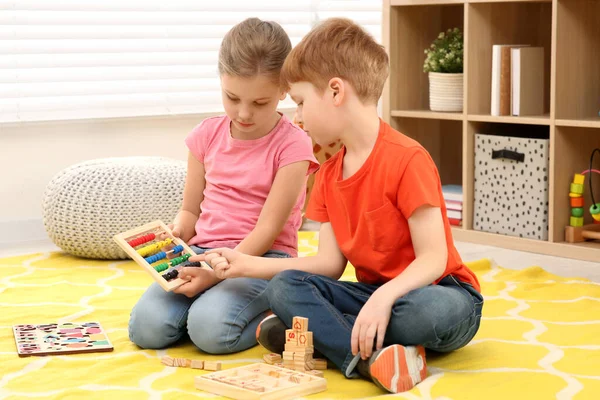 部屋の床にそろばんで遊ぶ子供たち 数学を楽しく学ぶ — ストック写真
