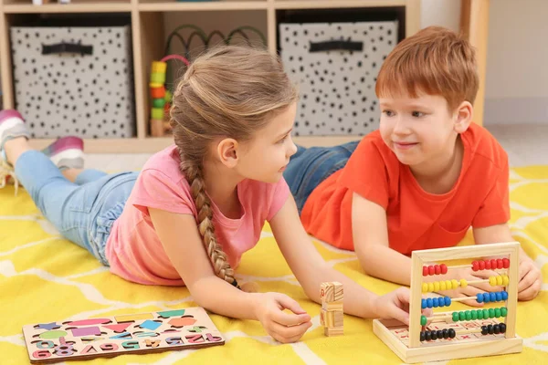 Crianças Felizes Brincando Com Kit Jogo Matemática Chão Quarto Aprender — Fotografia de Stock