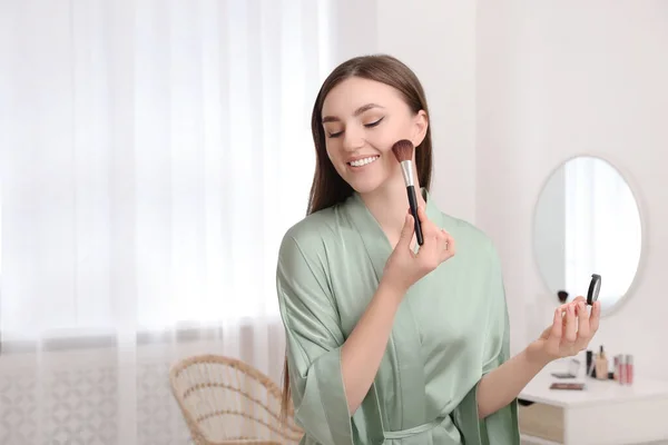Vacker Ung Kvinna Applicera Makeup Med Borste Hemma Plats För — Stockfoto