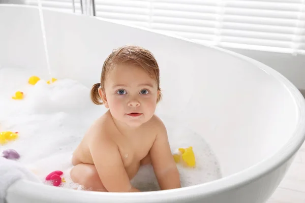 Şirin Küçük Kız Içeride Oyuncaklarla Köpük Banyosu Yapıyor — Stok fotoğraf