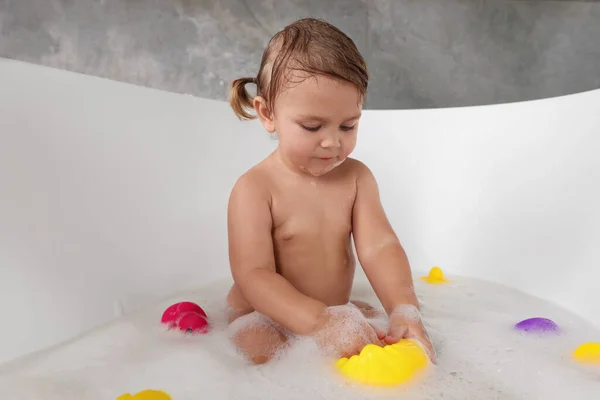 Aranyos Kislány Vesz Buborék Fürdő Játékok Beltéri — Stock Fotó