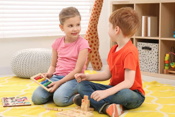 Kinder Spielen Mit Abakus Auf Dem Fußboden Zimmer Mathematik Lernen — Stockfoto