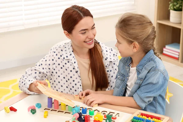 Feliz Madre Hija Jugando Con Diferentes Kits Juego Matemáticas Escritorio — Foto de Stock