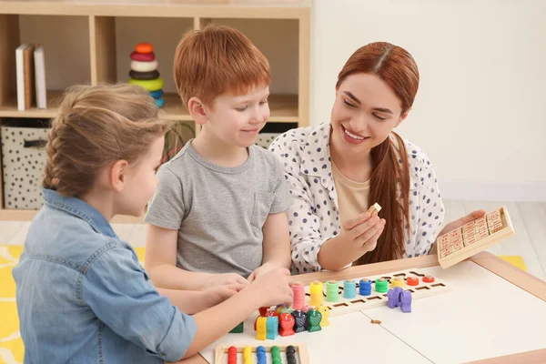 Mãe Feliz Crianças Brincando Com Diferentes Kits Jogos Matemática Mesa — Fotografia de Stock