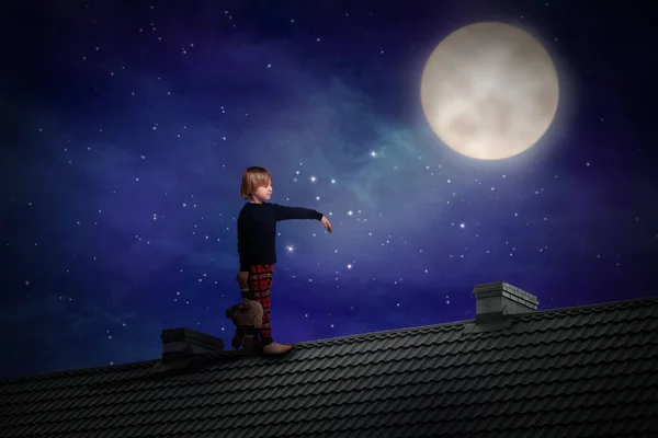 Мальчик Держит Игрушку Лунатизм Крыше Звездным Небом Полной Луной — стоковое фото