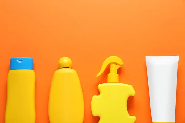 Sonnenschutzmittel Auf Orangefarbenem Hintergrund Flach Liegend Raum Für Text — Stockfoto