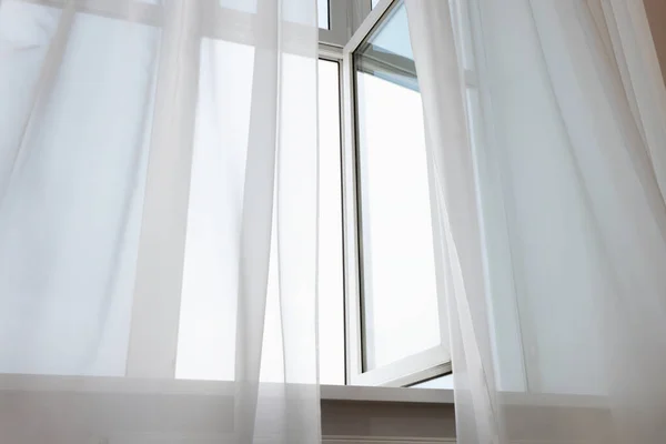 窓とエレガントな白いカーテンを屋内で開きます インテリアデザイン — ストック写真
