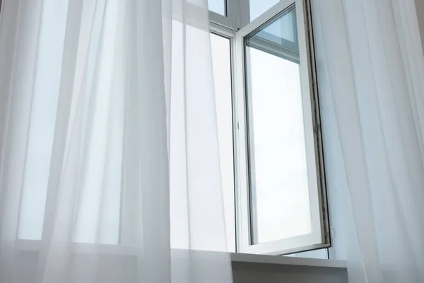 Відкрите Вікно Елегантні Білі Штори Всередині Дизайн Інтер Єру — стокове фото