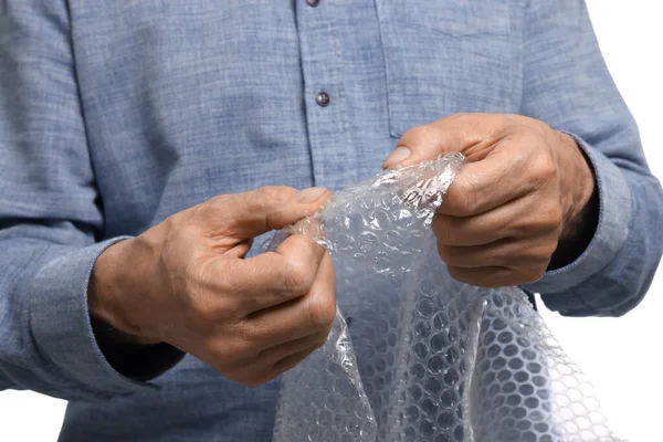Homem Sênior Estourando Plástico Bolha Fundo Branco Close Alívio Estresse — Fotografia de Stock