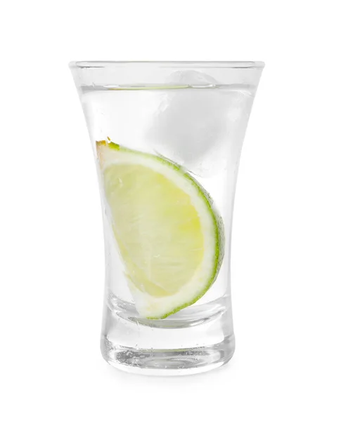 Glas Wodka Met Kalk Ijs Geïsoleerd Wit — Stockfoto
