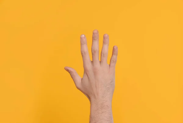 Człowiek Daje Przybicie Piątki Żółtym Tle Zbliżenie Dłoni — Zdjęcie stockowe