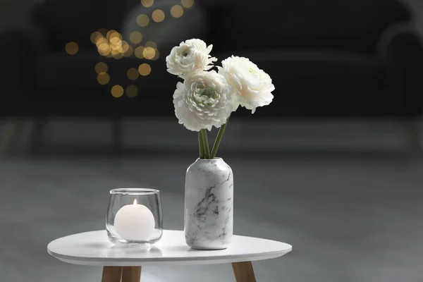 Váza Gyönyörű Fehér Virágok Égő Gyertya Asztalon Szobában Bokeh Hatás — Stock Fotó