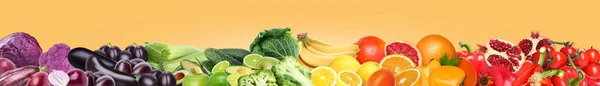 Muchas Frutas Verduras Frescas Diferentes Sobre Fondo Naranja Pálido Diseño — Foto de Stock