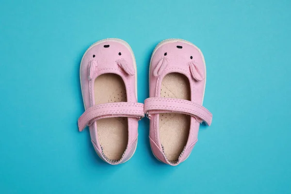 Bonito Sapatos Bebê Fundo Azul Claro Flat Lay — Fotografia de Stock