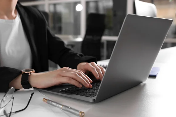 Vrouw Werkend Met Laptop Aan Wit Bureau Kantoor Close — Stockfoto